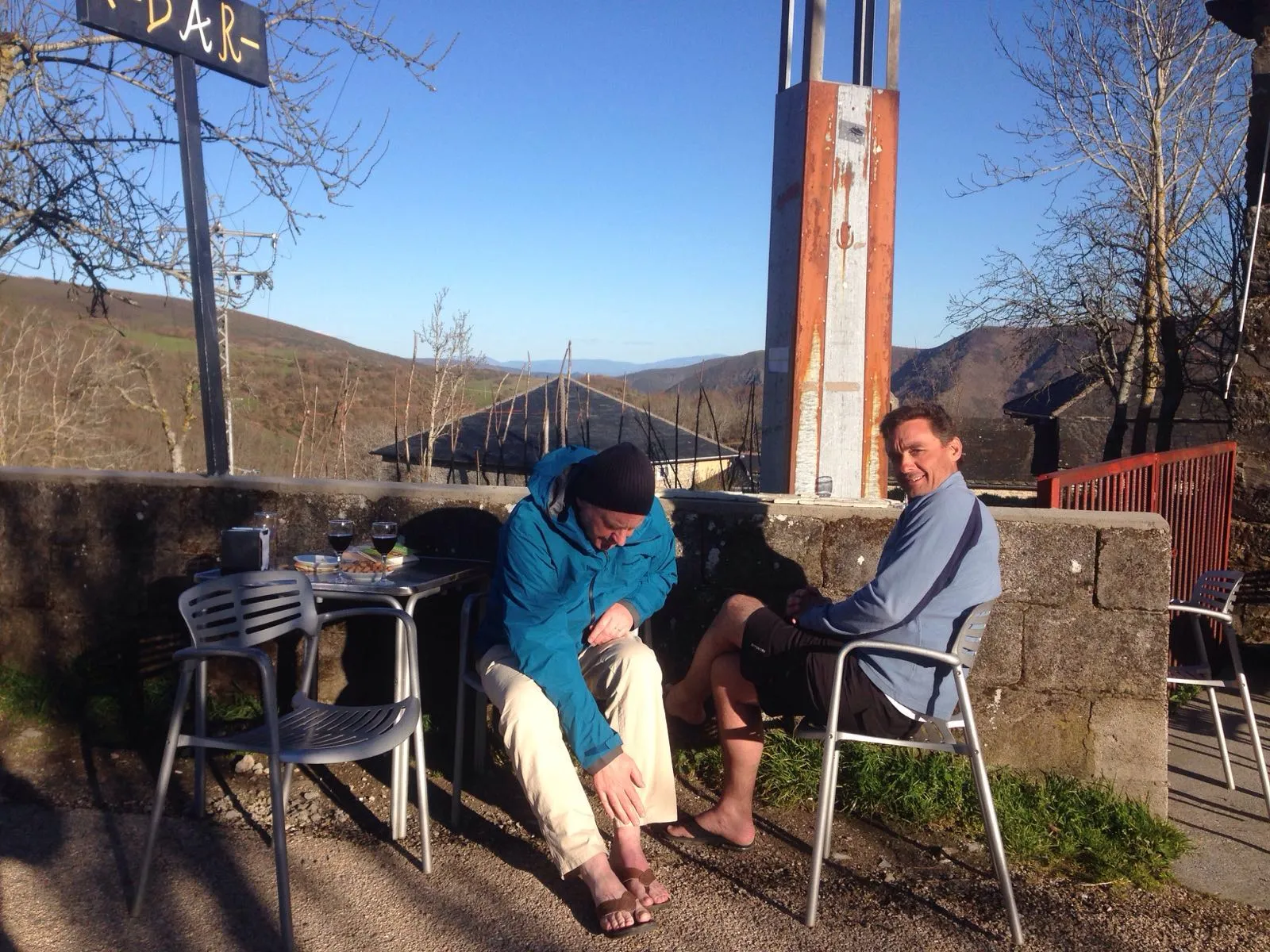 Michel en David op een terras in La Dana