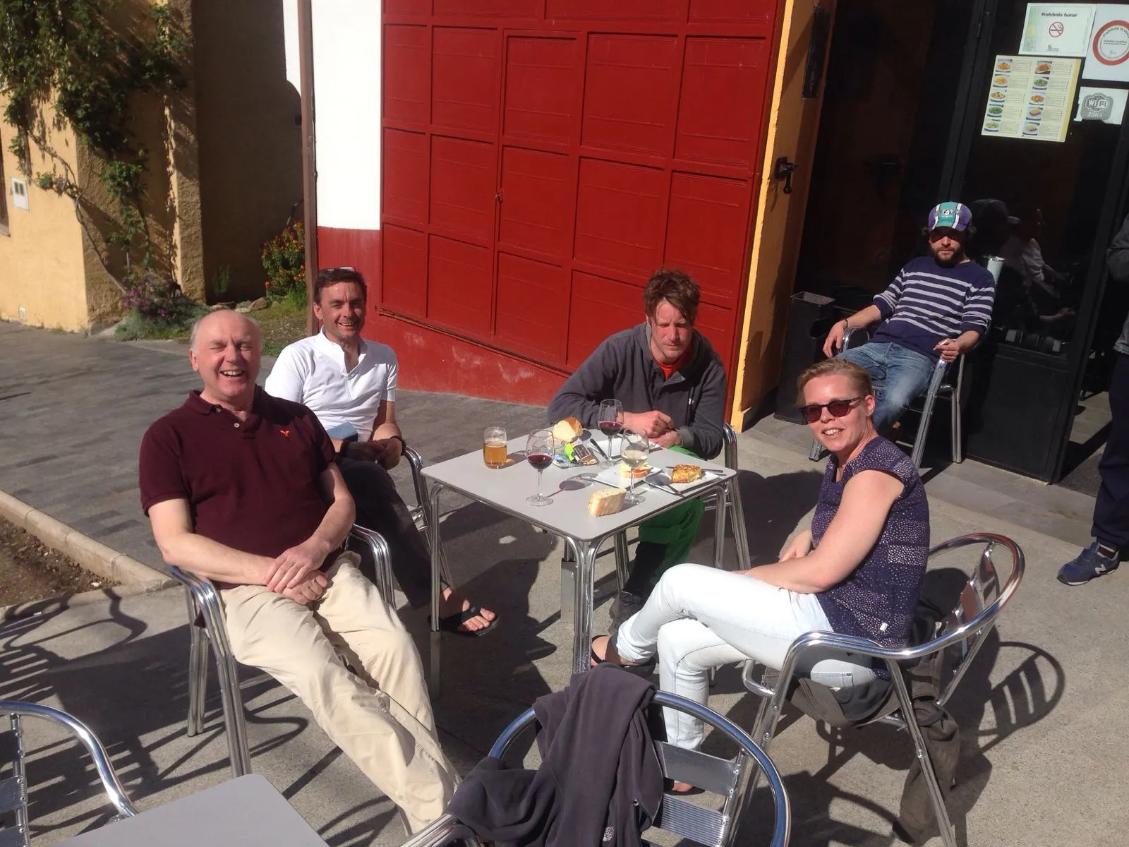 Michel, David, Thomas en ik op een terras in Villafranca