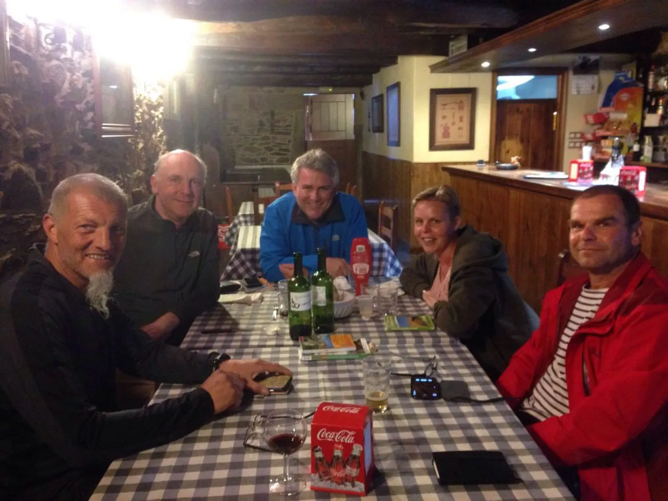 Diner in albergue on Ventas de Naron, vlnr Franz (Duits), Michel (Belg), Dwayne (VS), ik, Andreas (Duits)